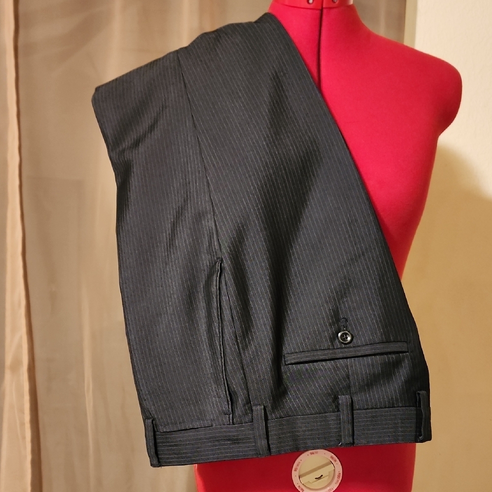 Louis Raphael Gray Dress Pants with Tailored Style and Premium Fabric